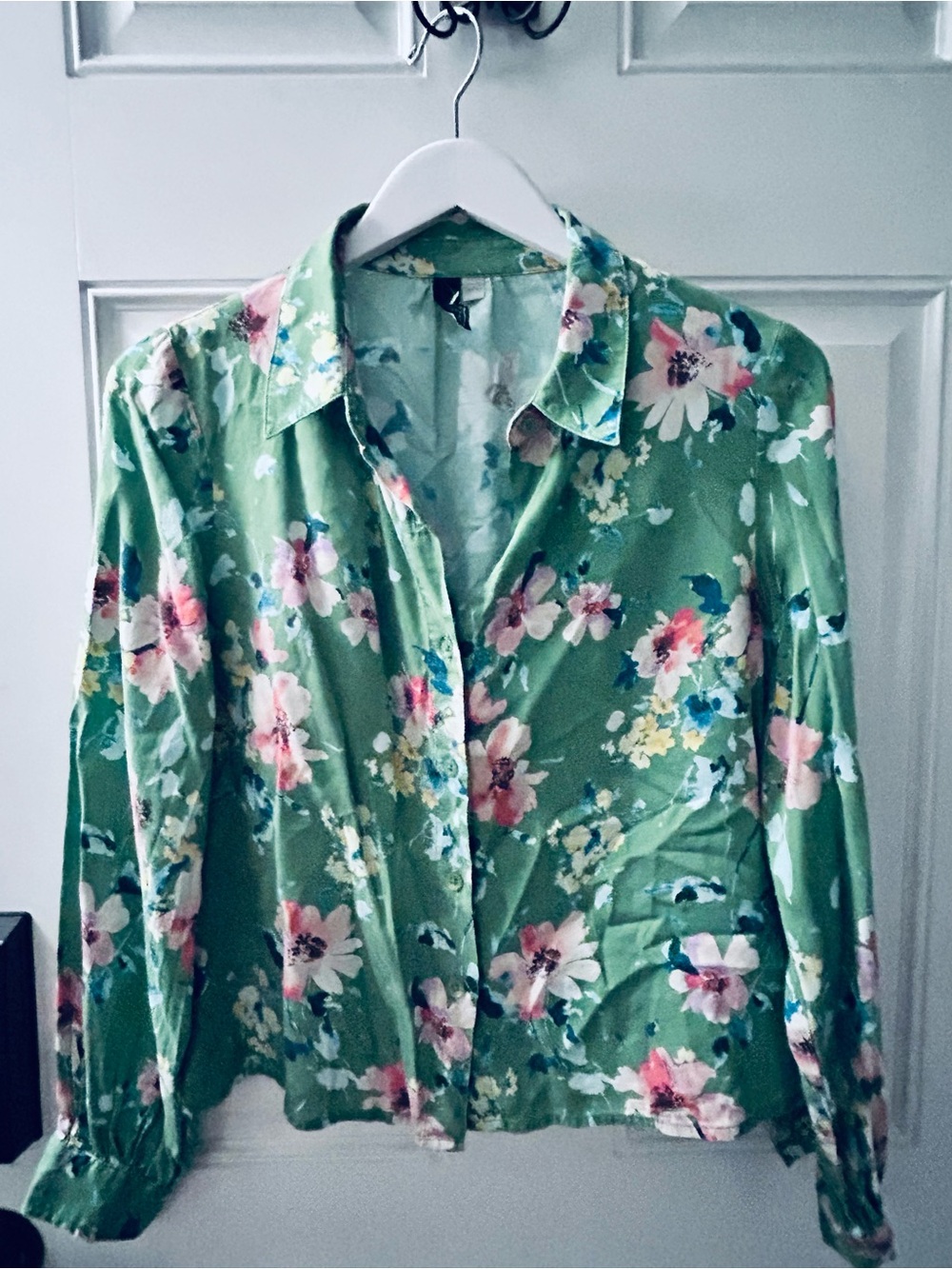 Kut from the Kloth Green Floral Button-Up Blouse with Pink Accents